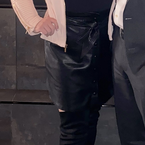 Stretchy black leather skirt with belt - Picture 4 of 4